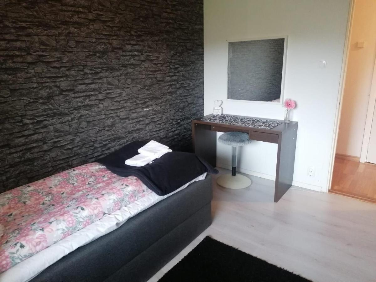 Villa Med Egen Parkering. Moejlighet Att Boka Fran 1 Och Upp Till 5 Personer. 厄勒布鲁 外观 照片