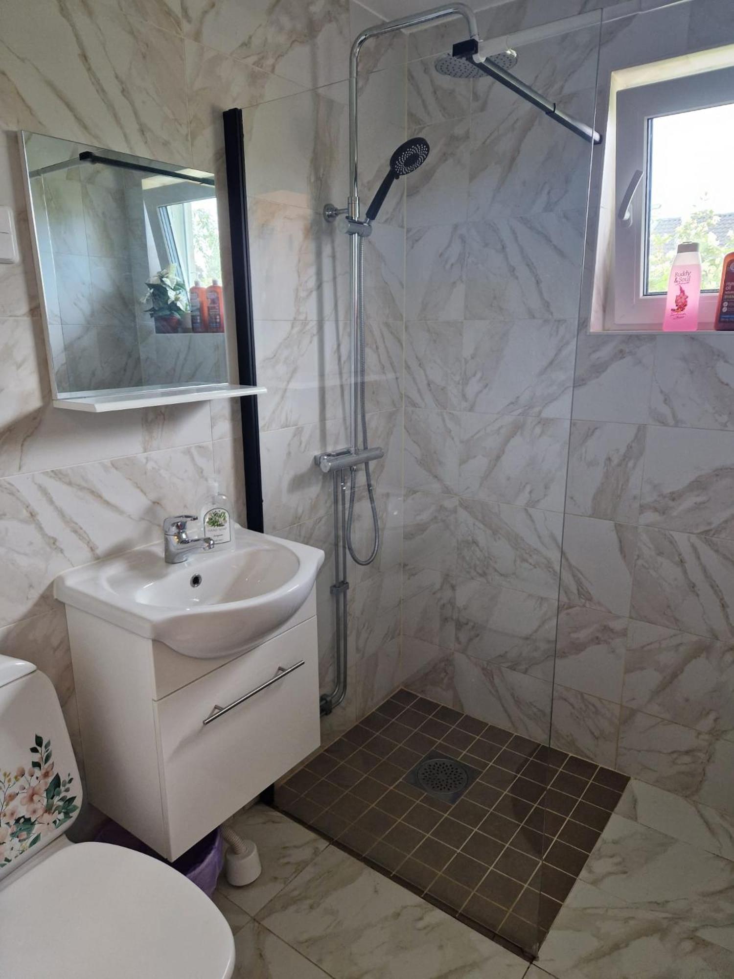 Villa Med Egen Parkering. Moejlighet Att Boka Fran 1 Och Upp Till 5 Personer. 厄勒布鲁 外观 照片